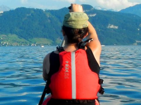 Eine klassische Schwimmweste am Körper macht Sinn.