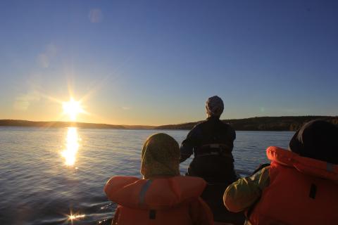 Im Kanadier in Dalsland (Schweden) dem Sonnenaufgang entgegen.