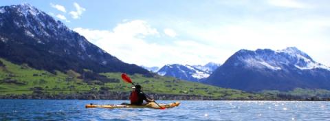 Seekajakfahrer im Frühling auf dem Vierwaldstättersee