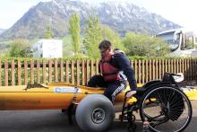 Dank Spezialmaterial ist der Transfer vom Rollstuhl ins Kajak bereits an Land möglich.