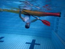 Eskimorollen erlernen im Hallenbad