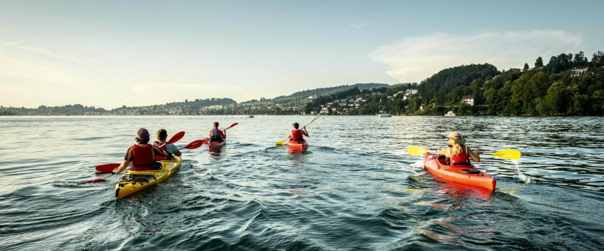 Gruppe von Seekajakfahren der Kanuwelt Buochs auf dem Vierwaldstättersee bei Luzern