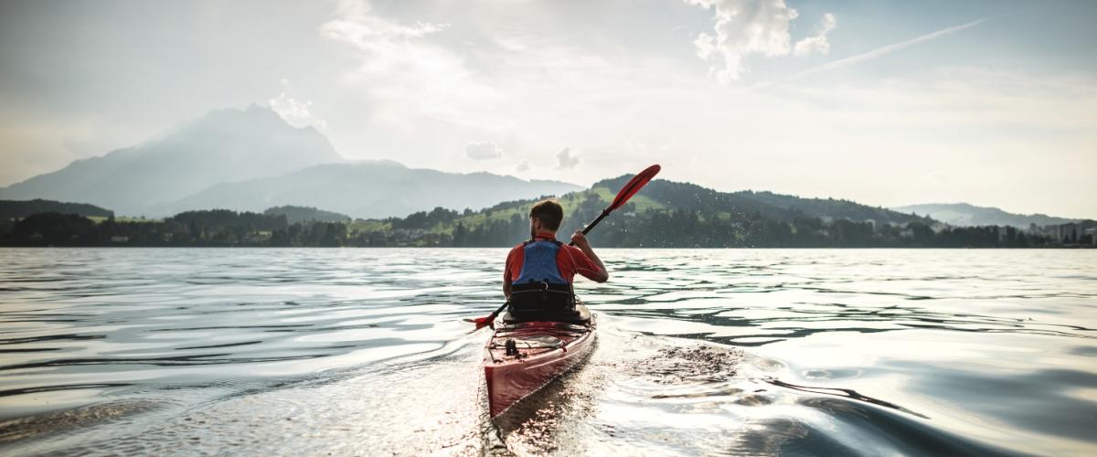 Seekajakfahrer der Kanuwelt paddelt in den Vierwaldstättersee